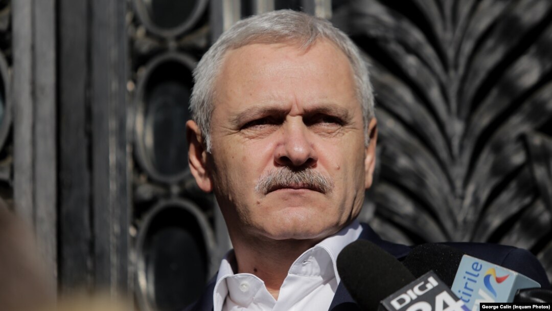  Roșia Today - Dragnea a spus că va „anunța ceva”, exact ca în filmul lui Mircea Daneliuc, Patul Conjugal, în care apare pancarda cu înscrisul devenit celebru: „Români, vi se pregătește ceva”.