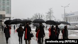 Акцыя ў падтрымку палітзьняволеных, якія знаходзяцца ў невыносных умовах, абвяшчаюць галадоўкі і рэжуць вены. Менск, 12 сакавіка.