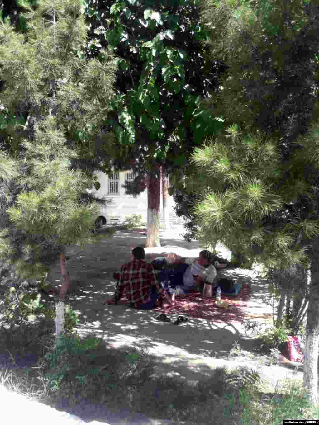 Yssy howada öýde durar ýaly däl. Adamlar daşarda, bag saýasynda dynç alýar. Aşgabat, iýun, 2020.&nbsp;