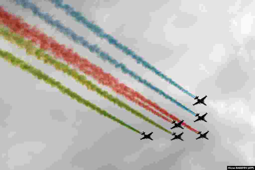 Военные самолеты выпустили дым в цветах азербайджанского флага над Баку