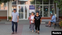 Localnicii din districtul Krasnoyaruzhsky ajung la centrul de cazare temporară pentru evacuații din Belgorod. Ei și-au părăsit casele în urma incursiunii trupelor ucrainene care a început pe 6 august.