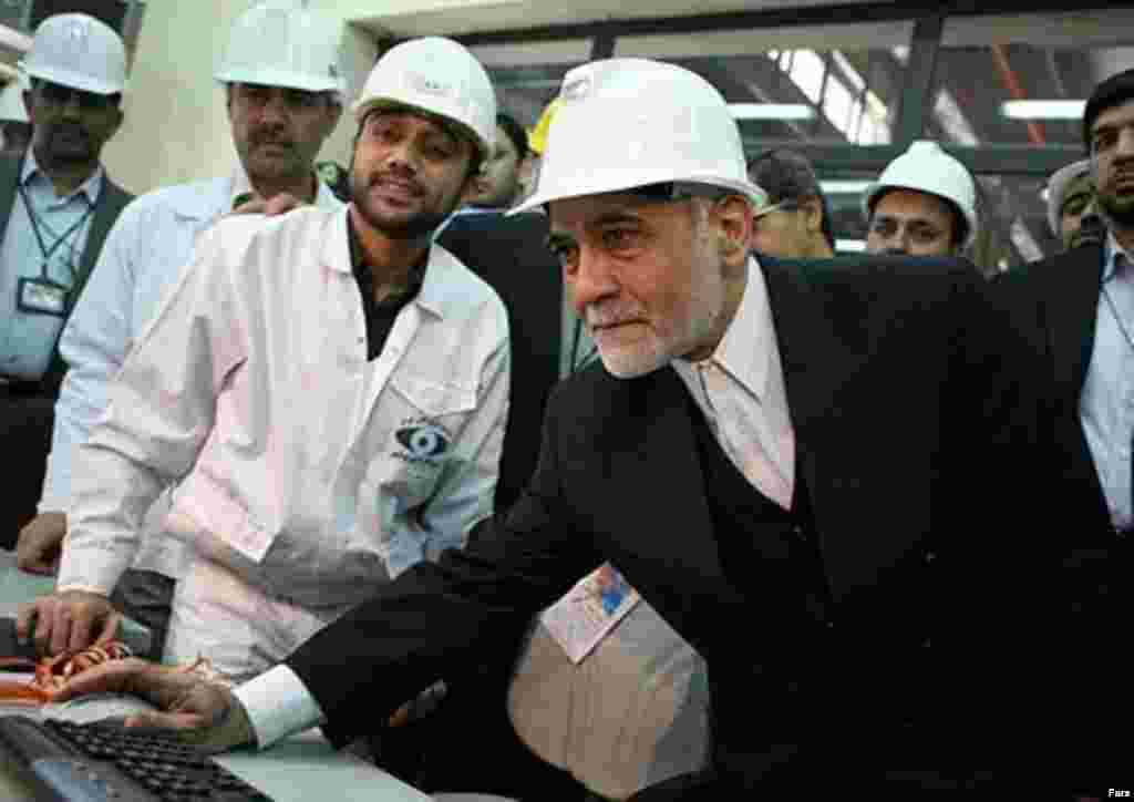 Vice President Parviz Davudi visiting the Bushehr plant in April 2007 (Fars) - Kraftwerk suspended work at Bushehr in January 1979 with one reactor about 85 percent complete and the other about 50 percent finished. At the time, Kraftwerk claimed Iran had failed to pay some $450 million on the construction contract.