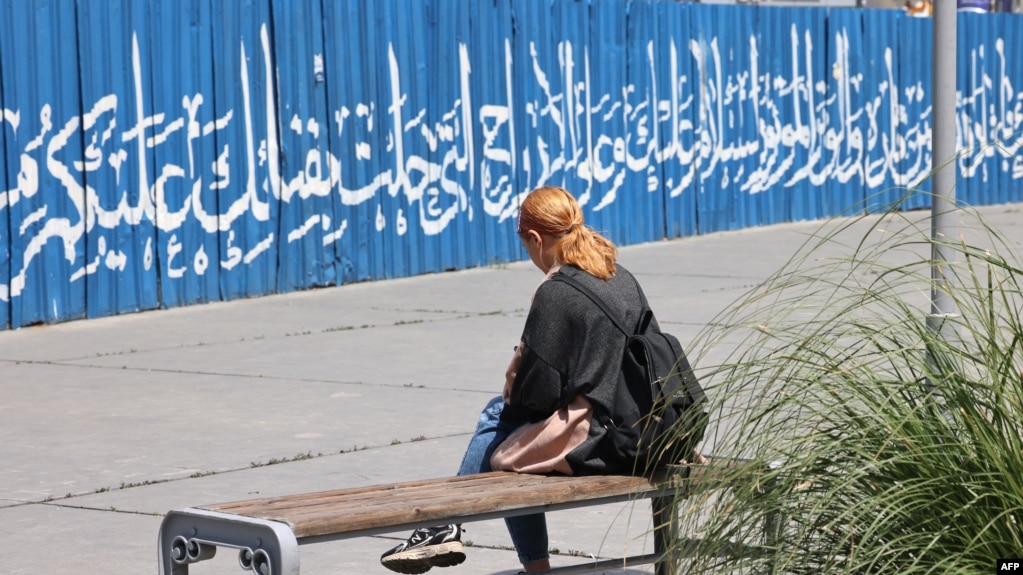 زنی بدون حجاب اجباری در تهران
