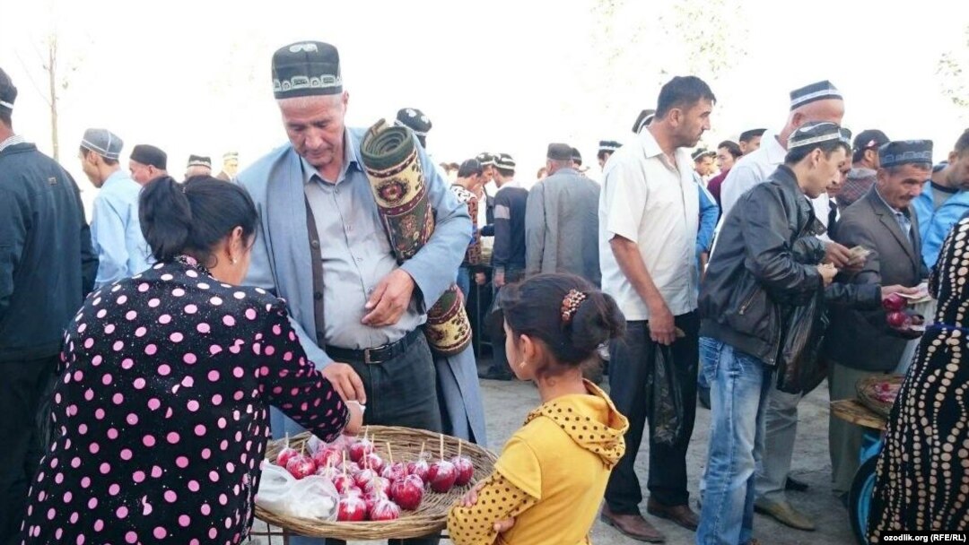 Uzbeks celebrate Eid al-Adha in the city of Shahrisabz in the Qashqadaryo region. (file photo)