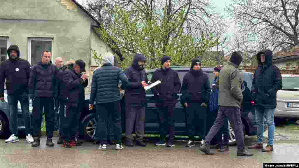 Grupa muškaraca ispred jednog od biračkih mesta u Kuli.