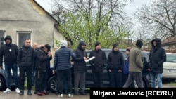 Groupa muškaraca ispred biračkog mesta u Kuli, 29. mart 2026.