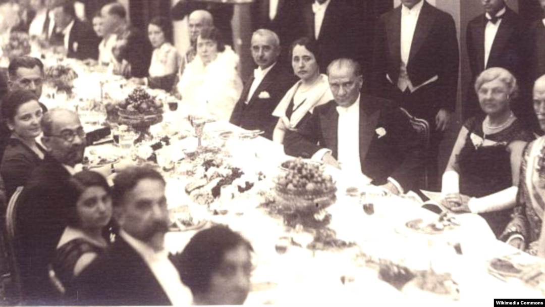 Mustafa Kamal Atatürk "Oktyabr inqilabı"nın 10-cu ildönümü ilə bağlı Sovet səfirliyində təşkil edilmiş məclisdə. Ankara, 7 noyabr 1927