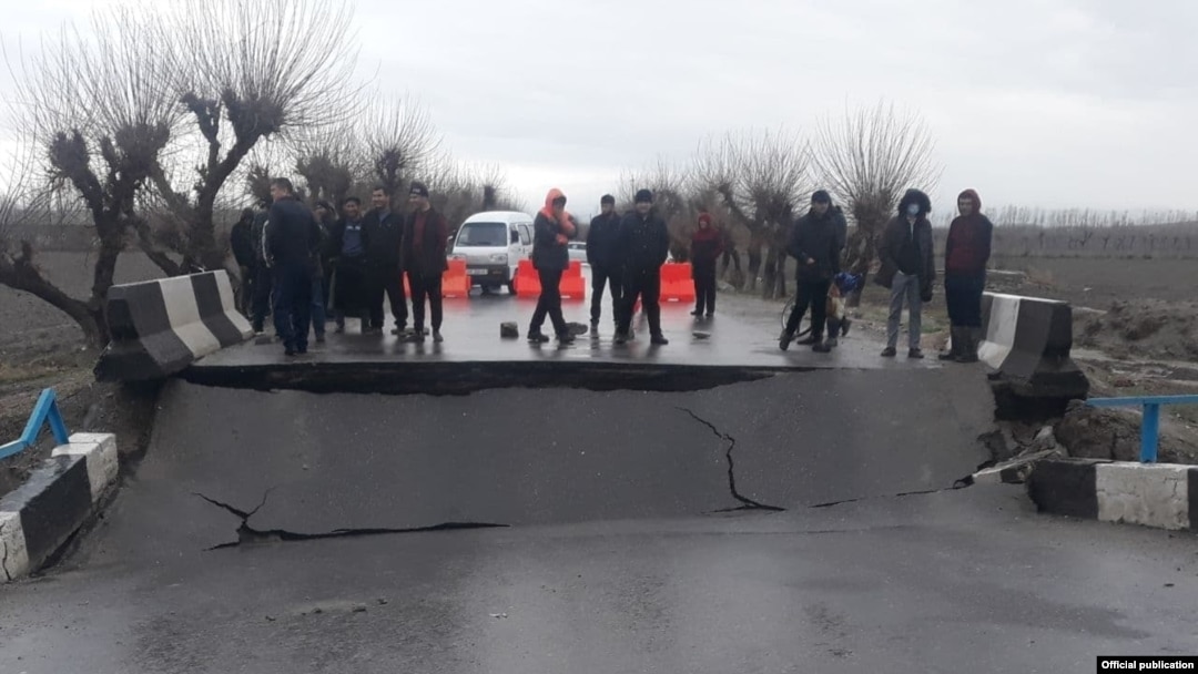 Пахтачида қулаган кўприк. Telegram / @PaxtachiZiyovuddin_news.