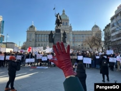 Crvena ruka, simbol protesta u Srbiji