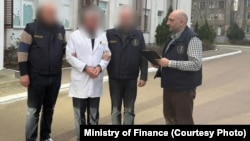 საგამოძიებო სამსახურის მიერ გავრცელებულ 34-წამიან ვიდეოკადრებში, რომლებიც ჯერ შენობასა და შემდეგ ავტომობილში, ფარულადაა გადაღებული, ისმის ორი მამაკაცის საუბარი.