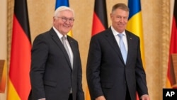 German President Frank-Walter Steinmeier (left) and Romanian President Klaus Iohannis in Bucharest on May 24.