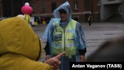 Евакуація людей після дзвінка про закладення вибухівки у російському Санкт-Петербурзі, вересень 2017 року