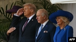 Перша леді США Меланія Трамп, президент США Дональд Трамп, король Великої Британії Карл III та королева Великої Британії Камілла під час урочистої зустрічі у Віндзорському замку, 17 вересня 2025 року