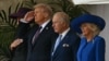 Перша леді США Меланія Трамп, президент США Дональд Трамп, король Великої Британії Карл III та королева Великої Британії Камілла стоять на діасі під час урочистої зустрічі у Віндзорському замку, 17 вересня 2025 року