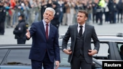 Президенты Чехии и Франции Петр Павел и Эммануэль Макрон во время визита французского лидера в Прагу, 5 марта 2024
