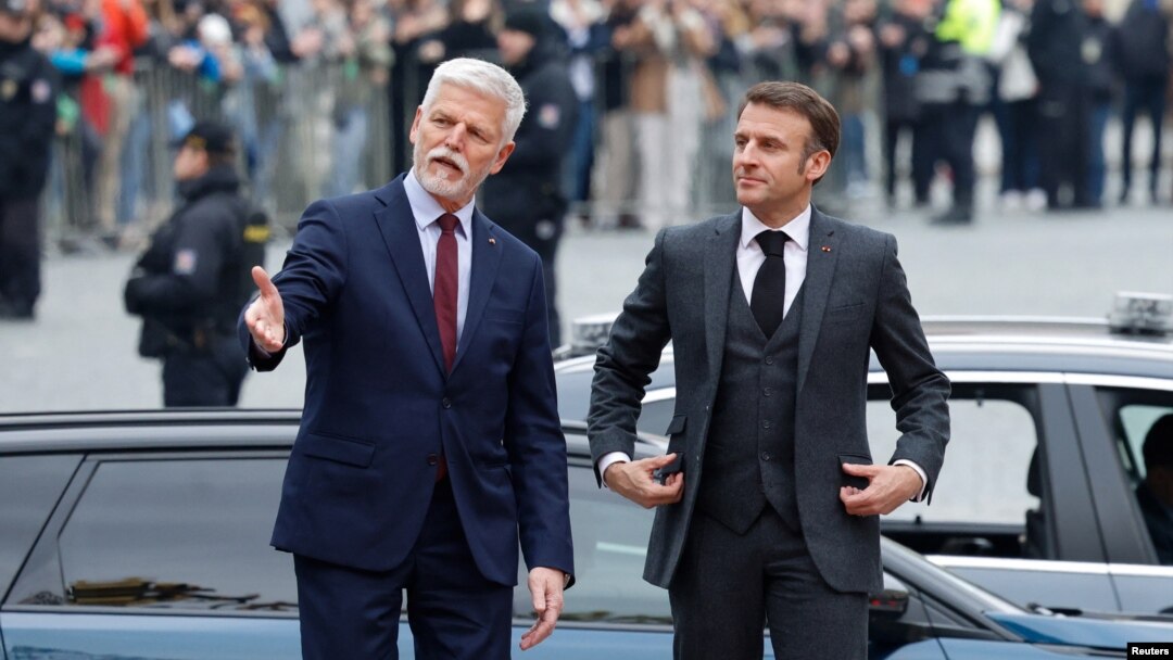 Președintele francez, Emmanuel Macron, (dreapta) a sosit marți într-o vizită de o zi la Praga, la invitația omologului său ceh, Petr Pavel, un fost comandant NATO care sprijină fără rezerve ajutorarea Ucrainei. 