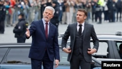 Președintele francez, Emmanuel Macron, (dreapta) a sosit marți într-o vizită de o zi la Praga, la invitația omologului său ceh, Petr Pavel, un fost comandant NATO care sprijină fără rezerve ajutorarea Ucrainei. 