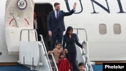  Віцепрезидент США Джей Ді Венс прибуває до міжнародного аеропорту Звартноц у Єревані, 9 лютого 2026 року.