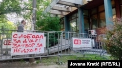 Zbog produženja pritvora aktivistima, srtudenti i građani su od 15. maja blokirali ulaz u zgradu Višeg suda u Novom Sadu.