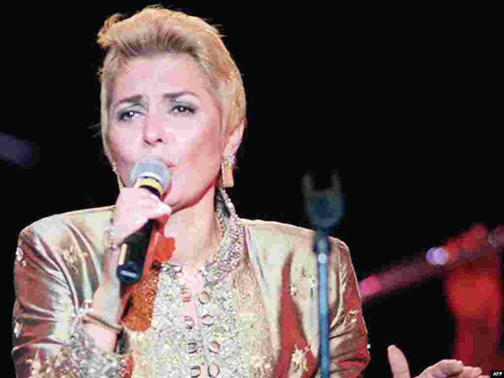 Tunisia -- Iranin pop diva Googoosh performs in Tunis,19Jul2001 - TUNISIA, Tunis : Iran's pop diva Googoosh performs late 19 July 2001 during the 37th Carthage festival in Tunis. 
