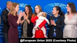 Ľubica Karvašová, prima din dreapta, la o acțiune în care s-a cerut facilitarea votului prin delegare pentru europarlamentare, în perioada avansată a sarcinii sau în concediul de maternitate. Fiica ei, acum de trei luni, încă aștepta să vină pe lume.