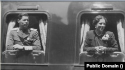 Regele Mihai I și Regina Elena călătorind cu trenul regal într-o călătorie de încurajare în toate regiunile țării, în timpul celui de-al doilea război mondial. Foto: Arhivele Naționale. 