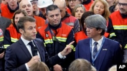 Emmanuel Macron és Vincent Yang üzemlátogatása Dunkerque-ben 2023. május 12-én