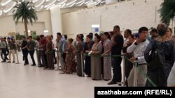 Aşgabat aeroportunda boş ýere bilet almak üçin garaşýan türkmenistanlylar.