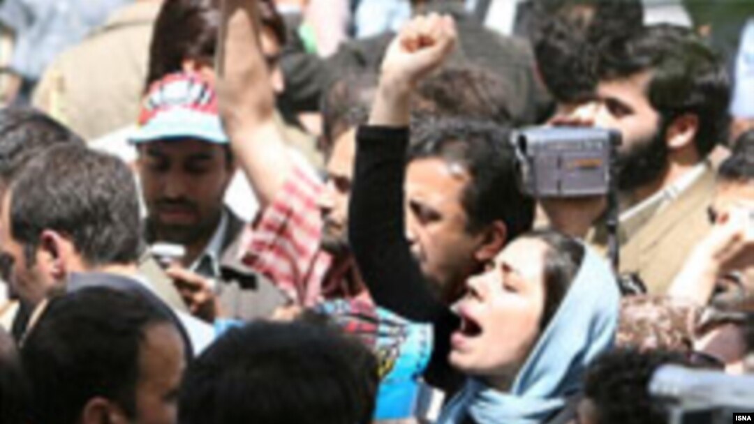 تعدادی از کارگران، پس از ترک ورزشگاه شيرودی به سمت ميدان هفت تير راهپيمايی کردند که اين راهپيمايی با دخالت پليس به پايان رسيد.
