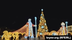 Новогодняя елка на площади Ленина в Симферополе. Декабрь 2025 года