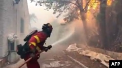 Personalul UME (Unitatea Militară de Urgență) luptă împotriva unui incendiu forestier la San Martín de Valdeiglesias, Madrid, pe 23 iulie 2026.