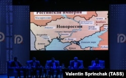 Иллюстрации боевиков к презентуемой идеологии, форум в Донецке, 28 января 2021 года