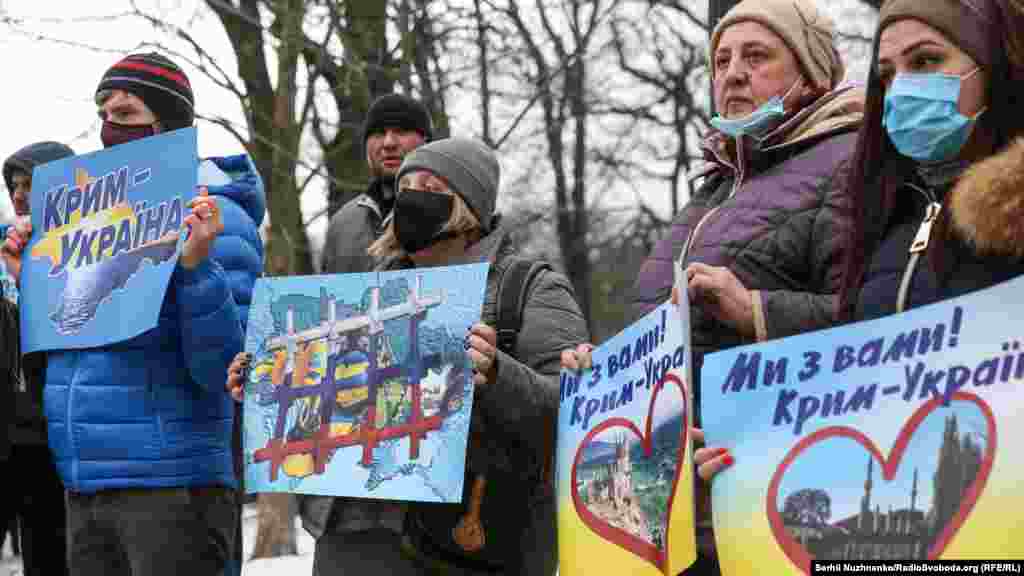 Учасники акції тримали плакати, які нагадували, що Росія окупувала Крим і незаконно переслідує громадян України.
