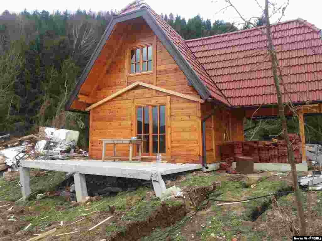 Popucali stubovi na kojima leži balkon vikend kuće u Zaovinama.