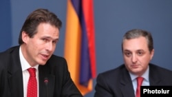 Հայաստան – Փոխարտգործնախարար Զոհրաբ Մնացականյանը (աջից) եւ Եվրամիության արտաքին հարաբերությունների գլխավոր տնօրինության ներկայացուցիչ Գունար Վիգանդը մամուլի ասուլիսի ժամանակ, Երեւան, 26-ը հոկտեմբերի, 2011թ․