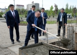 Сооронбай Жээнбеков, Азиз Суракматов и Балбак Тулебаев. Закладка капсулы под строительство парка «Ынтымак». 23 апреля 2019 г.