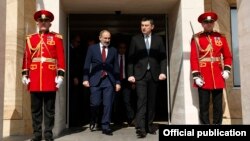 Georgia -- Georgian Prime Minister Giorgi Gakharia (R) and his Armenian counterpart Nikol Pashinian meet in Tbilisi, March 3, 2020.