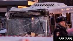 Спасувачи во Москва го извлекуваат автобусот од подземниот пешачки премин. 25.12.2017