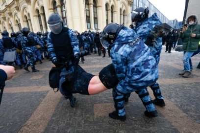 Задержания с дубинками и электрошокерами