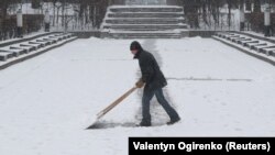 Знеструмленими через сніг, дощ та вітер лишаються населені пункти в п’яти областях