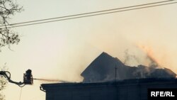 Когда к месту трагедии приехали пожарные, весь дом площадью более тысячи кв.метров был охвачен огнем