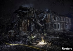 Рятувальники працюють на місці руйнування житлових будинків, що постраждали внаслідок російського авіаудару, Слов'янськ, 3 грудня 2025 року