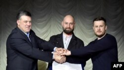 Лідэры ўкраінскіх ультраправых партыяў пасьля падпісаньня "Нацыянальнага маніфэсту", Алег Цягнібок (Свабода), Андрэй Тарасенка (Правы сэктар), Андрэй Білецкі (Нацыянальны корпус), сакавік 2017
