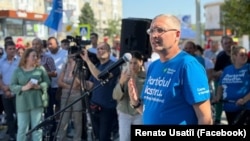 Liderul formațiunii „Partidul Nostru”, Renato Usatîi, la una din întâlnirile electorale. Partidul pe care îl conduce are un program destul de scurt în ceea ce ține de politica externă a R. Moldova.