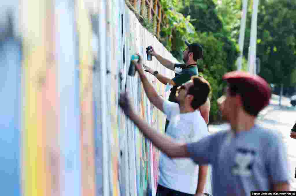 Дел од графити уметниците кои цртаа на Легален ѕид - Legal Wall во Скопје