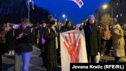 Crvena šaka kao simbol antivladinih protesta u Srbiji, 16. februar 2026.