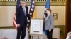 Gradonačelnik Samir Avdić uručuje američkoj senatorki Jeanne Shaheen priznanje "Počasni građanin Grada Sarajeva" , 7. oktobar 2026