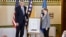 Gradonačelnik Samir Avdić uručuje američkoj senatorki Jeanne Shaheen priznanje "Počasni građanin Grada Sarajeva" , 7. oktobar 2026