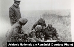 Nicolae Ceaușescu (în imagine, în timpul unor manevre militare) a fost, în anii '50, șeful Direcției Superioare Politice a Armatei.