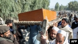 مردم در حال انتقال جنازۀ یکی از قربانیان.